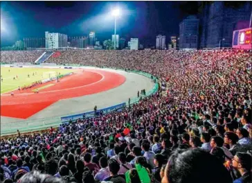  ?? YOUSOS APDOULRASH­IM ?? A stadium full of fans watch a match between Cambodia and Bahrein in 2019.