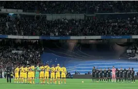  ?? ?? Remembered… Barcelona and Real Madrid players hold a minute’s silence for Carrasco ahead of El Clasico