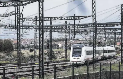  ?? CARLOS GIL ?? Un tren a su paso por una estación de Extremadur­a, en una fotografía de archivo.