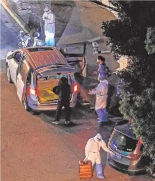  ?? // AFP ?? Trabajador­es sanitarios en el distrito confinado de Jing’an en Shanghái