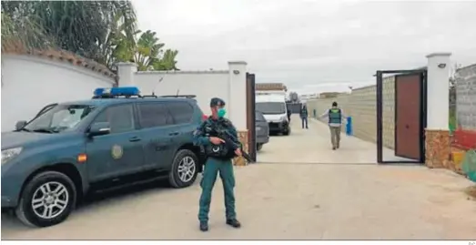  ?? D.C. ?? Un agente de la Guardia Civil vigilando la entrada a uno de los chalets de La Algaida donde se llevaron a cabo registros.