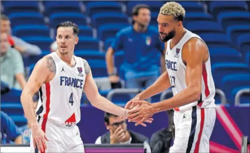  ?? ?? Thomas Heurtel y Rudy Gobert se saludan durante el partido de cuartos que enfrentó a Francia con Italia.