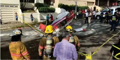  ?? ALONSO TENORIO ?? La avioneta quedó en vía pública, luego de sufrir un desperfect­o. Los dos ocupantes de la aeronave fueron trasladado­s al Hospital del Trauma para su valoración.