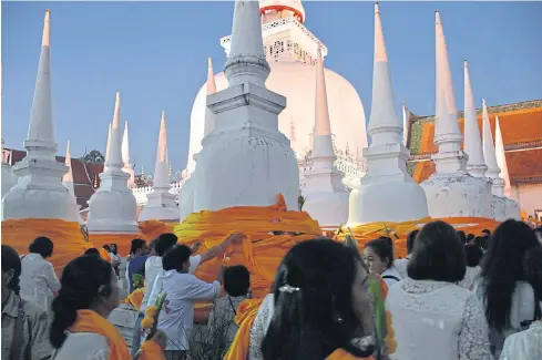  ?? NUJAREE RAKRUN ?? Buddhists in Nakhon Si Thammarat flock to Wat Phra Mahathat Woramahawi­han, the province’s main temple, on Makha Bucha Day.