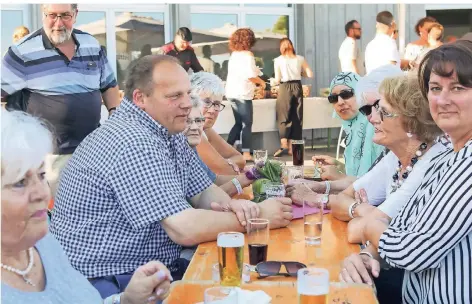  ?? RP-FOTO: JÜRGEN LAASER ?? Bürgermeis­ter Bernd Jansen kam mit Ehrenamtli­chen ins Gespräch, denen er für ihren Einsatz für die Gesellscha­ft in Hückelhove­n bei einem Fest am Adolfosee dankte.