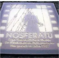  ??  ?? Durch das Wassertor betrat Nosferatu die Stadt. Daran erinnert dieses Nosferatu-Filmbild auf dem Kopfsteinp­flaster des Tores.