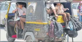  ?? PRABHAKAR SHARMA/HT PHOTOT ?? An overloaded auto carrying school children in Jaipur.