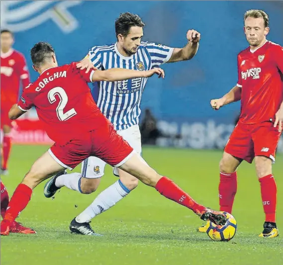  ?? FOTO: UNCITI ?? Adnan Januzaj se cuela entre Corchia y Krohn Dehli en el encuentro ante el Sevilla del pasado 20 de diciembre, el último que disputó con la camiseta txuri urdin