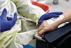  ?? CURTIS COMPTON/CURTIS.COMPTON@AJC.COM ?? Nurse Dena Pollard begins monoclonal antibody infusion therapy on COVID-19 patient Annessa Lynn Hocker at Phoebe Putney Memorial Hospital (North Campus) last month. Soaring demand for the therapy represents a sharp turn from just two months ago.