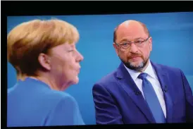  ?? Foto: DPA / LEHtIKUVA ?? debatt. Angela Merkel och Martin Schulz under tv-debatten i söndags.