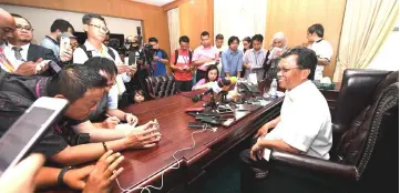  ?? Bernama photo ?? Shafie (right) speaks to the media at his office at the Sabah State Government Administra­tive Centre in Kota Kinabalu. —