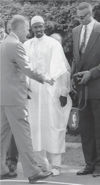  ??  ?? Craig Hodges, wearing a dashiki alongside Scott Williams while being greeted by then-President George H. W. Bush after the Bulls won the 1991 title, wrote a letter to Bush about racism in America.