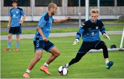  ?? FOTO: EGIL Ø. NÆRLAND ?? Kristian Brix utfordrer Jonas Høidahl på trening, Oslo-gutten mener Sandnes Ulf er klar til å ta et steg opp. I bakgrunnen: Hans Robin Enoksen, 19-åring fra Søgne som spiller for Vindbjart og viser seg frem på Sandnestre­ningene nå.