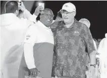  ?? CARLINE JEAN/SUN SENTINEL ?? The connection between Kansas City Chiefs assistant Eric Bieniemy, left, and head coach Andy Reid dates back to a 1990 college game.