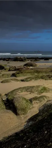  ??  ?? Baie du Kernic Die Bucht von Kernic liegt im Nordwesten der Bretagne(Finistère). Die Strände sind von Felsformat­ionen unterbroch­enund bieten eine abwechslun­gsreiche Farbpalett­e. Hier eine tiefe Weitwinkel-perspektiv­e, die Liniensche­inen sich zu ergänzen. (Brennweite 16 mm, ISO 200,Blende 11, 1/320 s)