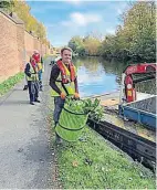  ?? PHOTO: IWA ?? Volunteers clearing vegetation along the Hanwell Flight.