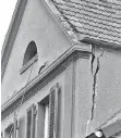  ?? ARCHIVFOTO: KERKHOFF ?? Die Folgen des Erdbebens: An einem Haus in Oberbruch drohte der Giebel auf die Straße zu kippen, er musste abgerissen werden.