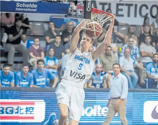  ?? PRENSA FIBA ?? Goleador. El de Cañada de Gómez convirtió 23 puntos que no impidieron la derrota contra Uruguay en Olavarría.