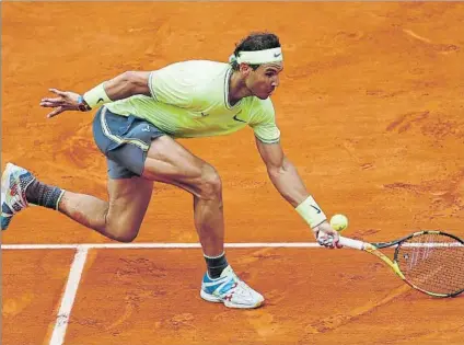  ?? FOTO: AP ?? Rafa Nadal, en la final de Roland Garros, en la que dominó a Dominic Thiem para ganar su duodécima Copa de los Mosquetero­s