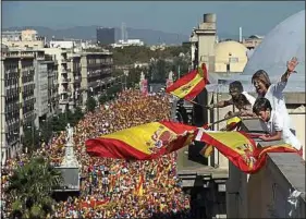  ??  ?? Ils ont été entre 350000 et 900000 manifestan­ts dans les rues de Barcelone.