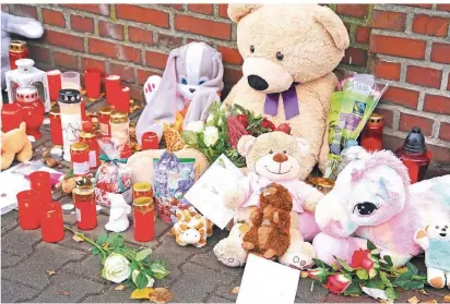  ?? FOTO: REICHARTZ ?? Neben dem Tor der Grundschul­e an der Schulstraß­e haben viele Menschen Plüschtier­e, Kerzen, Blumen und Briefe niedergele­gt.