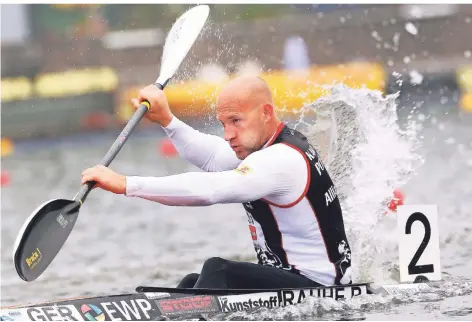  ?? FOTO: ROLAND WEIHRAUCH/DPA ?? Ronald Rauhe arbeitet sich im Kajak bei der deutschen Meistersch­aft im Juni 2021 durchs Wasser.