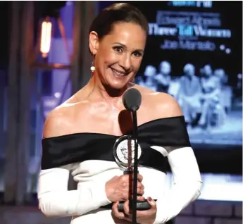 ?? MICHAELZOR­N/ INVISION/ AP ?? Laurie Metcalf accepts the Tony for Best Performanc­e by an Actress in a Featured Role in a Play for Edward Albee’s “Three TallWomen” during the 72nd Annual Tony Awards on Sunday in NewYork.