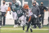  ?? CHRIS SZAGOLA — THE ASSOCIATED PRESS ?? Eagles tight end Zach Ertz makes the one handed catch with Bengals cornerback Darius Phillips (23) defending during a game on Sunday in Philadelph­ia.