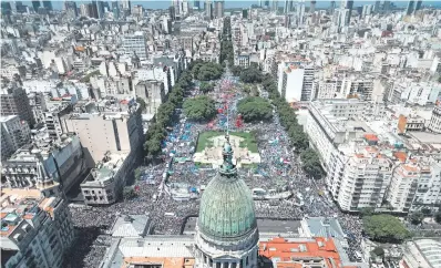  ?? ?? Vista de un sector de Buenos Aires (en enero) durante una huelga contra medidas económicas del Gobierno, realizada por gremios de obreros y otras organizaci­ones. (EFE)