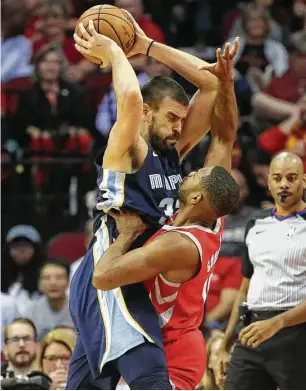  ?? Yi-Chin Lee / Houston Chronicle ?? Rockets guard Eric Gordon, right, sacrifices his body to try to stop 7-1 Grizzlies center Marc Gasol in the paint during the second quarter Monday night.