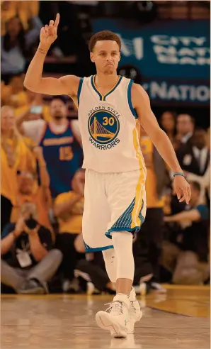  ?? Foto: ap ?? Mago. Curry ha sido determinan­te en la serie, pero además es el MVP de la temporada.