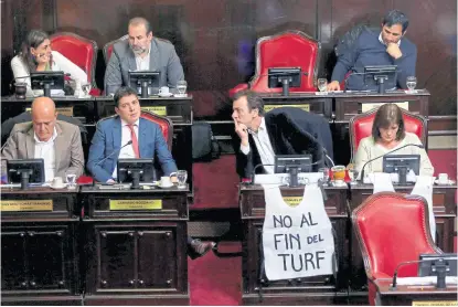  ?? Santiago hafforD ?? La bancada opositora en el Senado, en la sesión de ayer