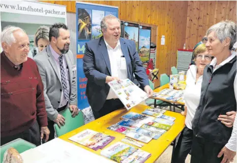  ?? FOTO: OLAF WINKLER ?? Viele hundert Besucher informiere­n sich über die anstehende­n Fahrten bei den Info-Tagen von Burkhard-Reisen.