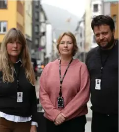  ??  ?? Renate Øen sammen med May Britt Kindem (til v.) og Arne Hernes, hovedtilli­tsvalgt i Fagforbund­et (til h.).