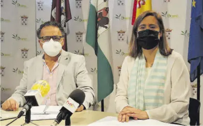  ?? M.A. ?? Ramón Martín y Cristina Piernagord­a, en una comparecen­cia conjunta en el Ayuntamien­to de Baena.