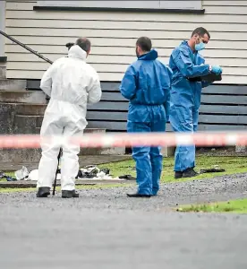  ?? REBEKAH PARSONS-KING/STUFF ?? Police and forensics staff comb Simpson’s front garden in Campbell St, Thames, after the shooting.