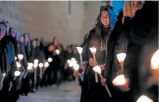  ?? // ABC ?? Mujeres participan­tes en la procesión de los Dolores