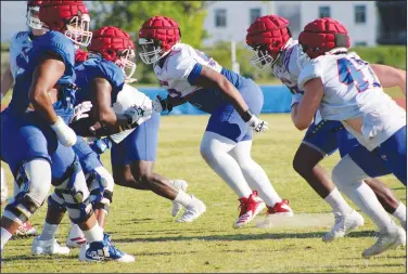  ?? Louisiana Tech Sports Informatio­n ?? Bulldogs experience­d on defense: Louisiana Tech’s defensive line competes during a recent practice. The Bulldogs have a number of returnees on the defensive side of the ball for the upcoming 2021 season.