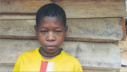  ?? SURVIVAL INTERNATIO­NAL ?? Foto facilitada por Survival de una niña baka de diez años a la que patrullas antifurtiv­os dieron una paliza
