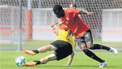  ?? FOTO: FALK JANNING ?? Axel Bellinghau­sen (l.) verteidigt in typischer Kämpfer-Manier den Ball im Training gegen Anderson Lucoqui.