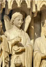  ??  ?? Détail de la statue d'un ange sur la façade de Notre-dame d'amiens. De nombreuses sculptures gothiques du xiiie siècle ornent l'édifice.