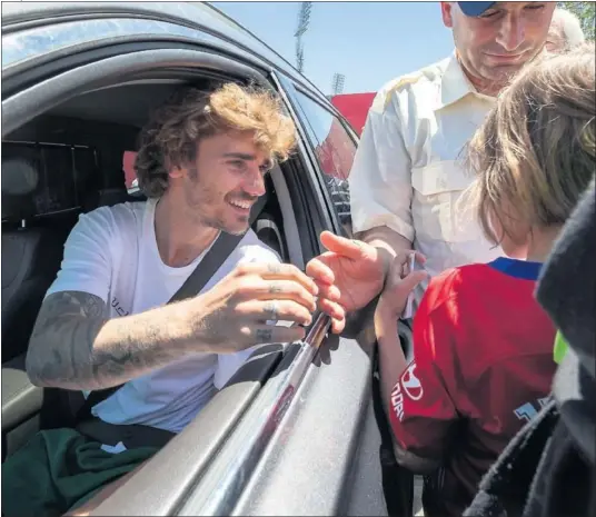  ??  ?? AL MAL TIEMPO... Incluso en los días posteriore­s a su marcha del Atlético, Griezmann, imagen de marca, supo poner una sonrisa.