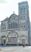  ??  ?? Die Basilika Sainte-Madeleine von Vézelay zählt zum Unesco-Weltkultur­erbe.