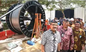  ?? ANDRIANSYA­H POETRA/JAWA POS ?? GROUNDBREA­KING: Dari kiri, Wakil Gubernur Jatim Saifullah Yusuf, Direktur PLN Regional Jawa Bagian Timur, Bali, dan Nusa Tenggara (JBTB) Djoko Rahardjo Abumanan, dan General Manager PLN UIP JBTB I Mayarudin di Kabupaten Bangkalan kemarin (13/9).