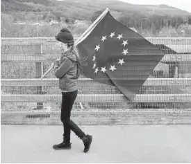  ?? Foto: E.P. ?? Una joven anti ‘brexit’, en una marcha en Irlanda del Norte.