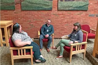  ?? AP PHOTO/HANNAH FINGERHUT ?? Eric Johnson, center, director of spiritual care at UnityPoint Health’s Des Moines, Iowa-area hospitals, talks March 11 with other chaplains serving under his direction.