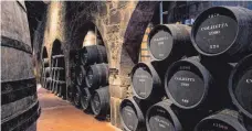  ??  ?? Hier lagert der berühmte Portwein. Manche Kellereien können besichtigt werden.
