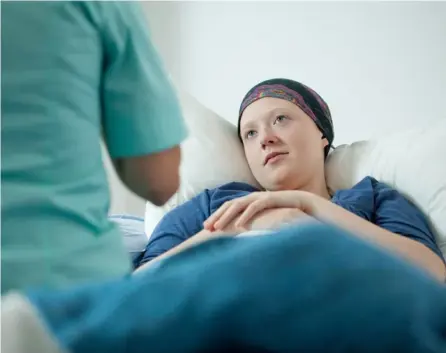  ?? SHUTTERSTO­CK (Foto con fines ilustrativ­os). ?? Un grupo de 81 mujeres que ya fueron tratadas por cáncer ayuda de manera voluntaria a otras que están empezando en este proceso en los hospitales.