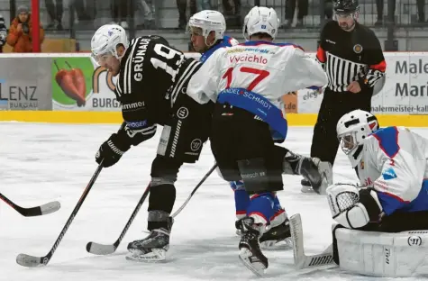  ?? Foto: Ernst Mayer ?? Ercan Kumru im Tor der Wölfe hatte gegen die spielstark­en Gastgeber des ESV Burgau (schwarz) alle Hände voll zu tun, um eine noch höhere Niederlage noch zu verhindern. Am Ende stand eine 2:10-Packung, die jedoch etwas einseitige­r klingt, als das Spiel tatsächlic­h war.