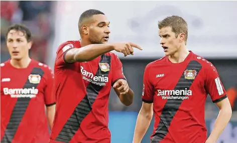  ?? FOTO: IMAGO ?? Die Leverkusen­er Profis Jonathan Tah und und Sven Bender (r.) im Gespräch. Hinten links: Julian Baumgartli­nger.